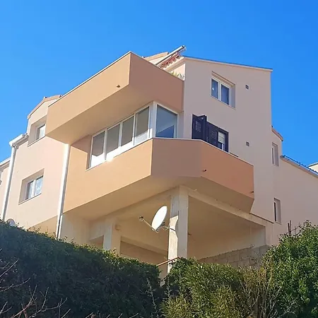 Kike Apartment Split